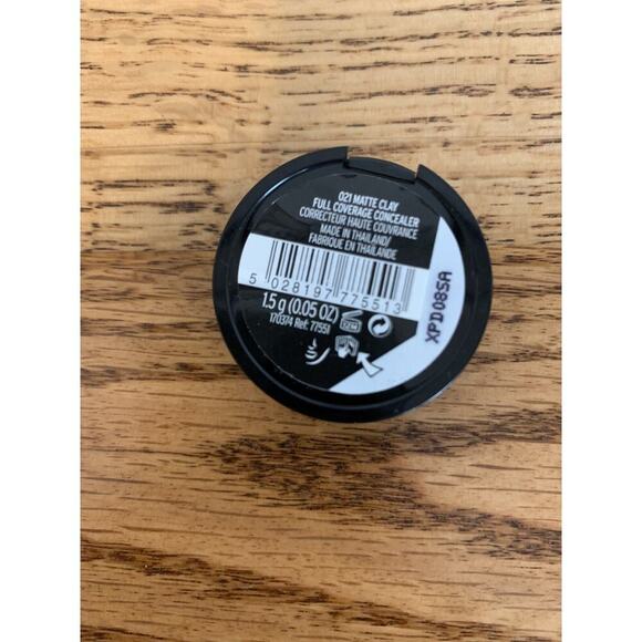 The Body Shop Full Coverage Matte Clay Concealer 0.05 Oz #021 New Unopened Seal - Picture 2 of 4